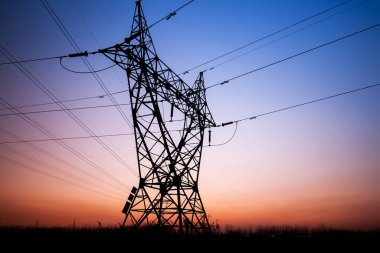 Akşam elektrik iletim pilon silüeti