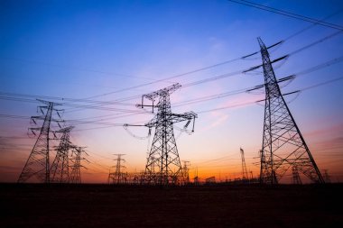 Akşam elektrik iletim pilon silüeti