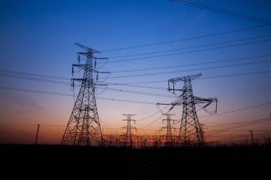 Akşam elektrik iletim pilon silüeti