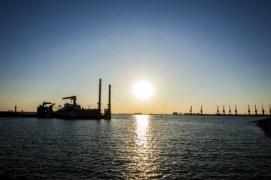 Akşamları konteyner terminali