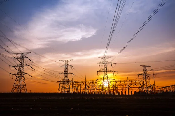 Silhuetten av kvällen El överföring pylon — Stockfoto