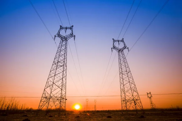 La silhouette du pylône de transmission d'électricité du soir — Photo