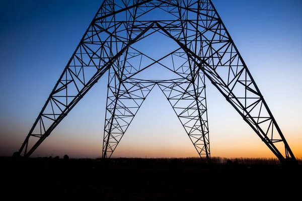 晚上电力输电塔的轮廓 — 图库照片