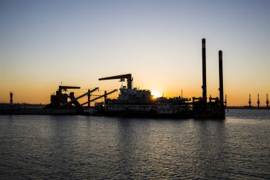 Akşamları konteyner terminali