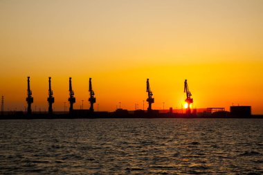 Akşamları konteyner terminali