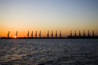 Akşamları konteyner terminali