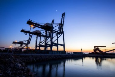 Akşamları konteyner terminali