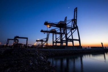 Akşamları konteyner terminali