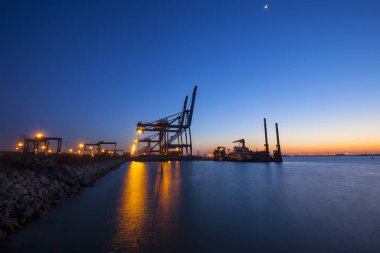 Akşamları konteyner terminali