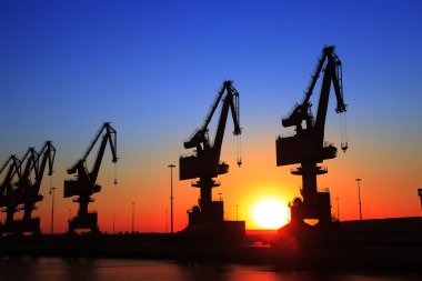 Akşamları rıhtım portalı vinci