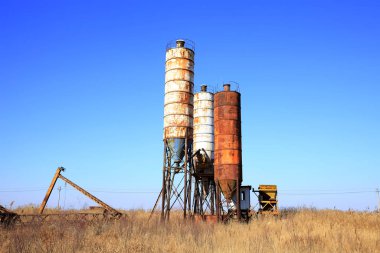 Beton karıştırma kulesi. İnşaat tesisi kavramı
