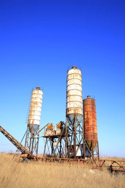 Beton karıştırma kulesi. İnşaat tesisi kavramı