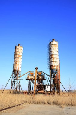 Beton karıştırma kulesi. İnşaat tesisi kavramı