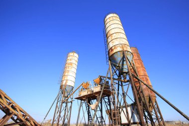 Beton karıştırma kulesi. İnşaat tesisi kavramı