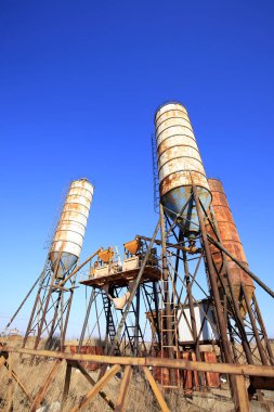 Beton karıştırma kulesi. İnşaat tesisi kavramı