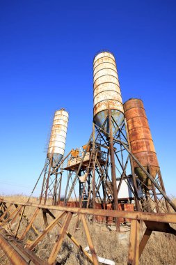 Beton karıştırma kulesi. İnşaat tesisi kavramı