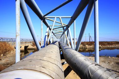 Petrol sahası, petrol boru hatları ve tesisleri