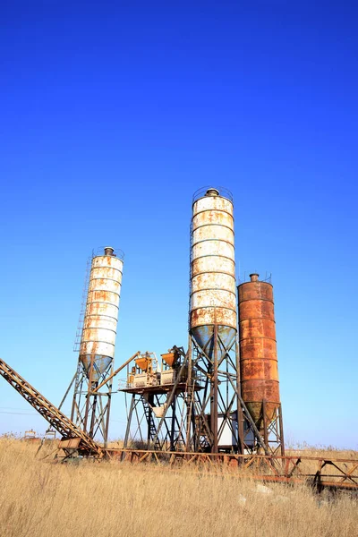 Torre de mezcla de hormigón. Concepto de instalación de construcción in situ — Foto de Stock