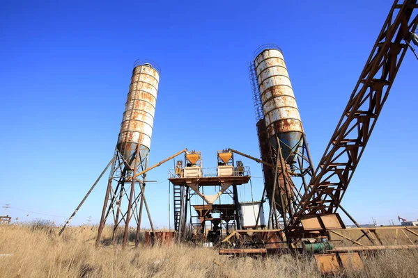 Torre de mezcla de hormigón. Concepto de instalación de construcción in situ — Foto de Stock