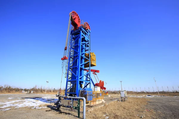 Ropné pole, Tower type pumping unit under the blue sky — Stock fotografie