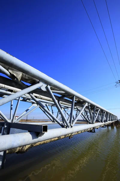 Campo petrolífero, oleoductos e instalaciones —  Fotos de Stock