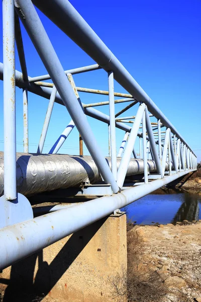 Oil field scene, oil pipelines and facilities — Stock Photo, Image