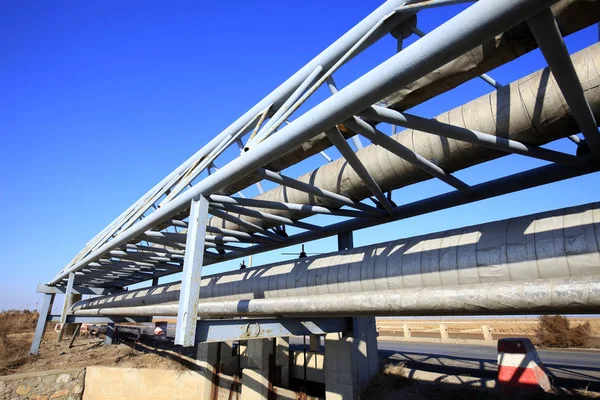 Oil field scene, oil pipelines and facilities — Stock Photo, Image