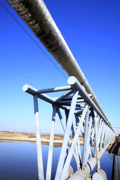 Σκηνή κοιτασμάτων πετρελαίου, αγωγοί και εγκαταστάσεις πετρελαίου — Φωτογραφία Αρχείου