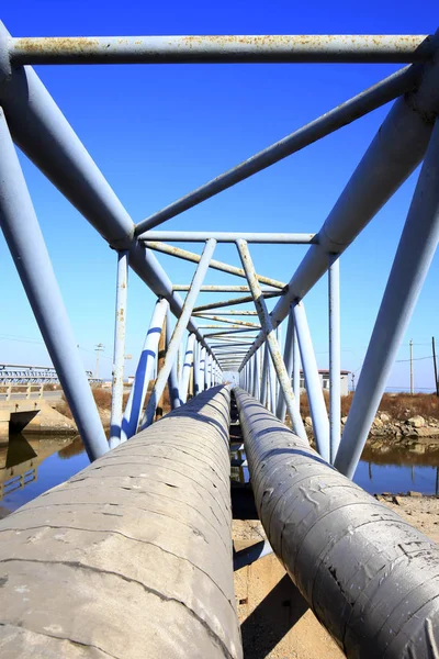 Oil field scene, oil pipelines and facilities — Stock Photo, Image