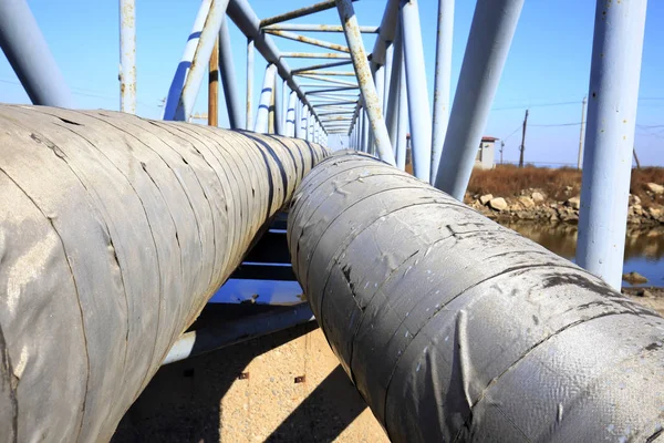 Oil field scene, oil pipelines and facilities — Stock Photo, Image