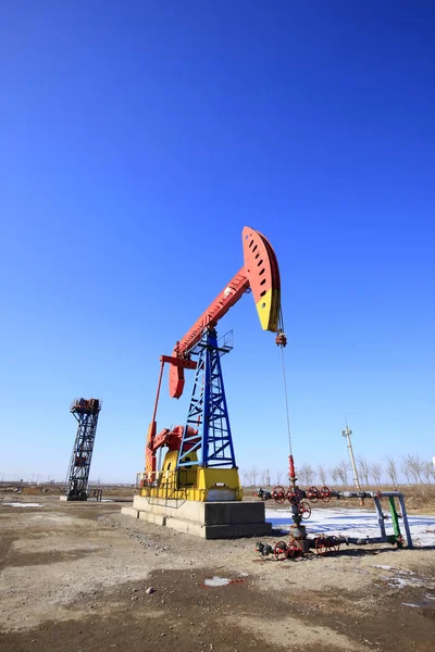 Ropné pole, olejové čerpadlo v práci — Stock fotografie