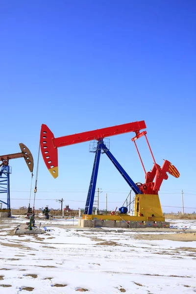 Ropné pole, olejové čerpadlo v práci — Stock fotografie