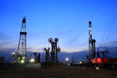 Oilfield Derrick 'in akşamında