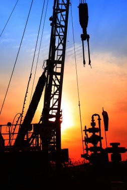 Akşamları, Oilfield Derrick 'in silueti