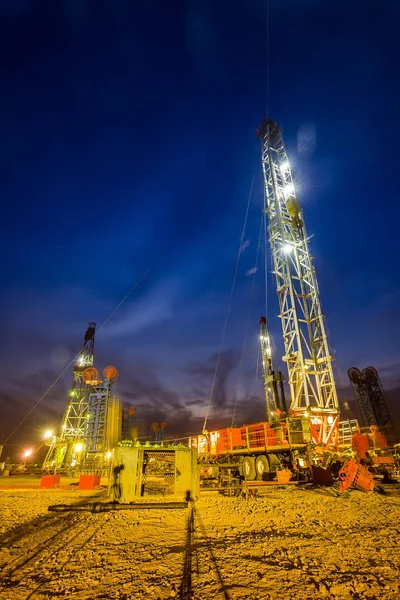 In the evening of oilfield derrick — Stock Photo, Image