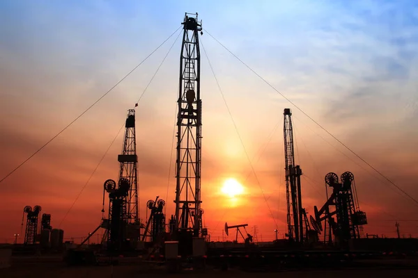 's Avonds, het silhouet van olieveld Derrick — Stockfoto