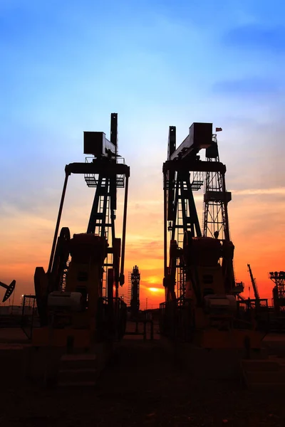 A silhueta de campo petrolífero derrick — Fotografia de Stock