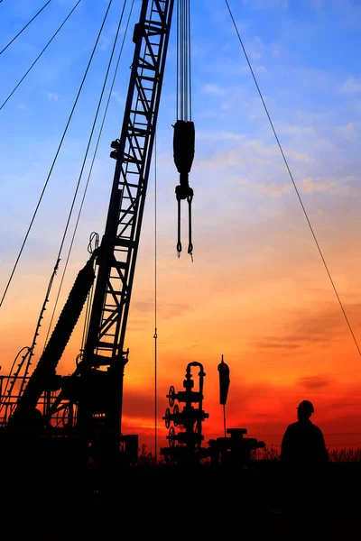 Het silhouet van olieveld Derrick — Stockfoto