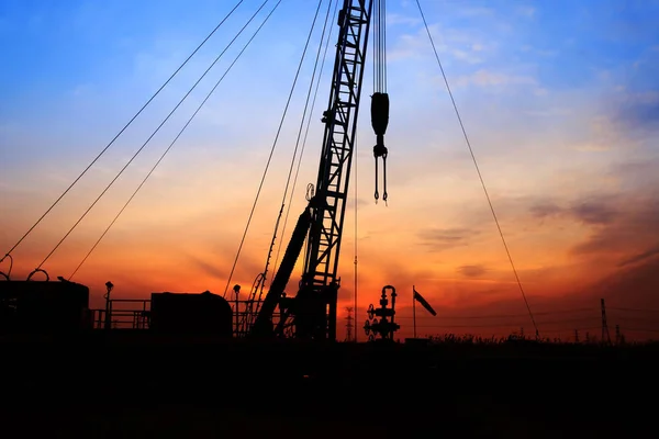 Het silhouet van olieveld Derrick — Stockfoto