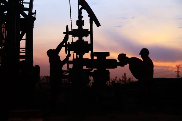 Campo petrolero, los trabajadores petroleros están trabajando —  Fotos de Stock