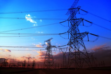 Akşam elektrik iletim pilon silüeti