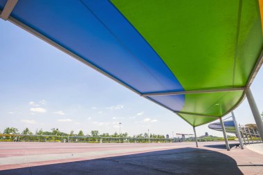 Uzun koridor parkta.