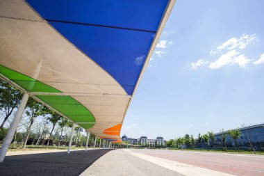 Uzun koridor parkta.