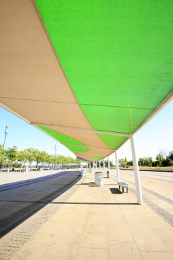 Uzun koridor parkta.