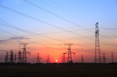 Yüksek voltaj kulelerinin silueti