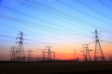 Yüksek voltaj kulelerinin silueti
