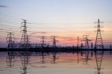 Yüksek voltaj kulelerinin silueti