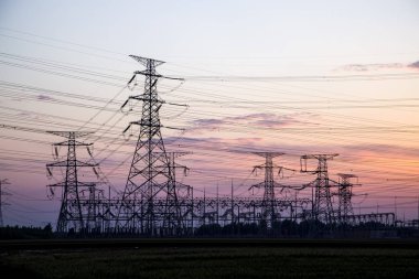 Yüksek voltaj kulelerinin silueti