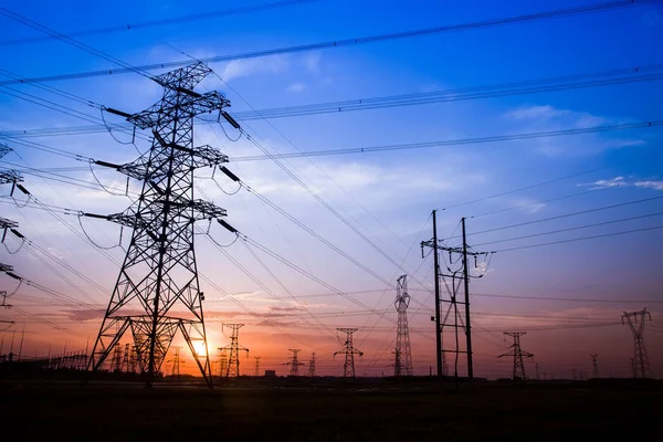 La silueta de torres de alto voltaje — Foto de Stock