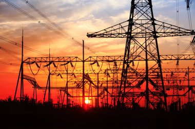 Akşamları enerji tedarik tesisleri.